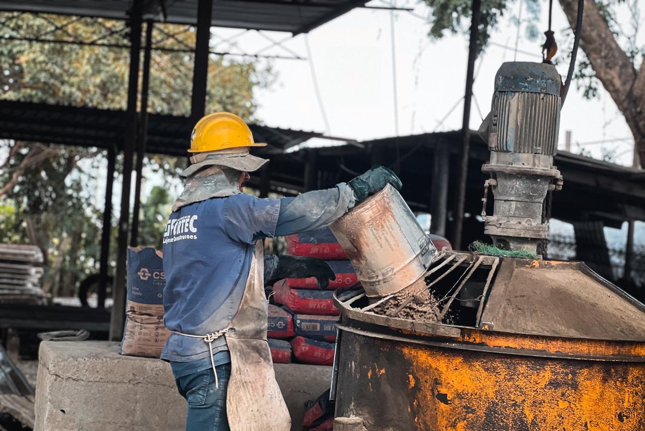 Equipe Fortec Lajes fabricando lajes treliçadas em Guarulhos