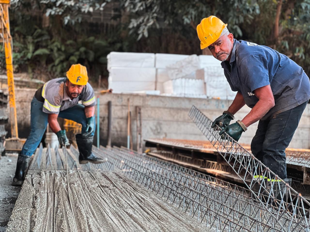 Equipe da Fortec Lajes trabalhando na fabricação de vigotas treliçadas em Guarulhos